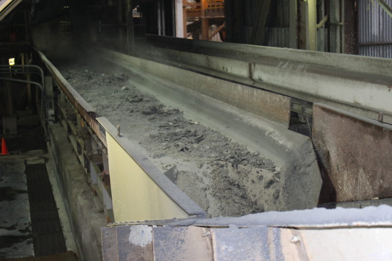Bottom ash conveyor